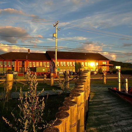 Auberge Internationale La Vieille Ecole Sainte Anne-des-Chênes Εξωτερικό φωτογραφία