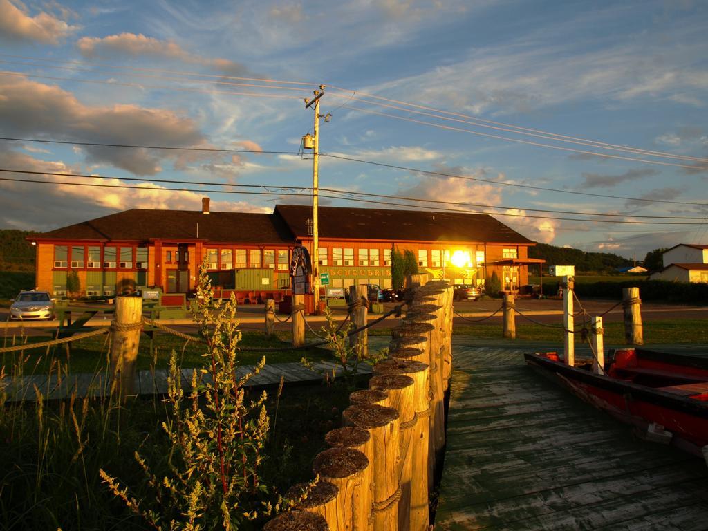 Auberge Internationale La Vieille Ecole Sainte Anne-des-Chênes Εξωτερικό φωτογραφία