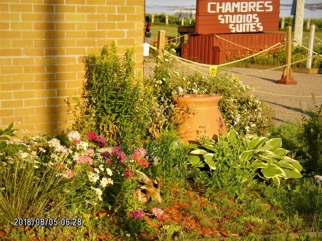 Auberge Internationale La Vieille Ecole Sainte Anne-des-Chênes Εξωτερικό φωτογραφία